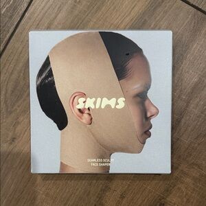 SKIMS Seamless Sculpt Face Shaper in Tan